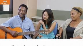 Pele gra na gitarze i dziękuje za wsparcie