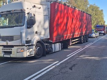 Kopce: Z ciężarówki odpadło koło i uderzyło w citroena. Osobówka wypadła z drogi i wbiła się w drzewo