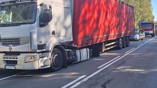 Kopce: Z ciężarówki odpadło koło i uderzyło w citroena. Osobówka wypadła z drogi i wbiła się w drzewo