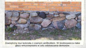 Zewnętrzny mur kościoła z czarnym amfibolitem