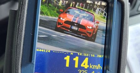 Pędził w mustangu 114 kilometrów na godzinę przez miasto. Młody kierowca nawet się nie tłumaczył