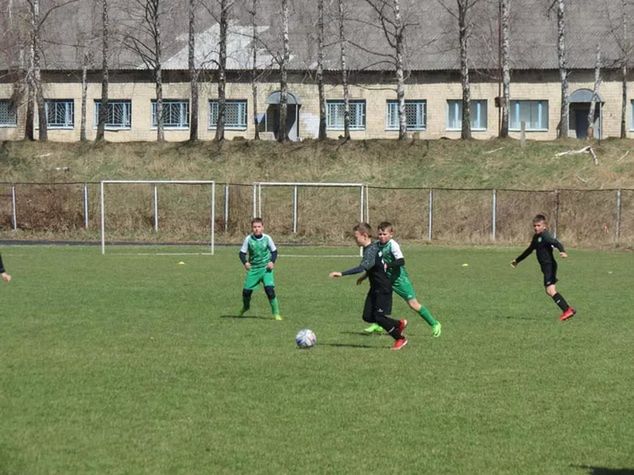 Lokalna drużyna rozegrała mecz z dziećmi, które uciekły do Winnicy przed wojną (źródło Facebook/tradeunionthefootballofukraine).