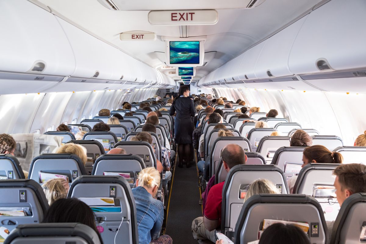 Agresywny pasażer opuścił samolot w kajdankach 