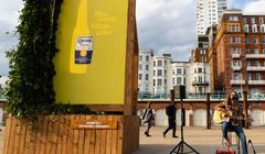 Aktywowany słońcem billboard reklamuje piwo Corona