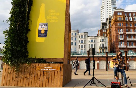 Aktywowany słońcem billboard reklamuje piwo Corona