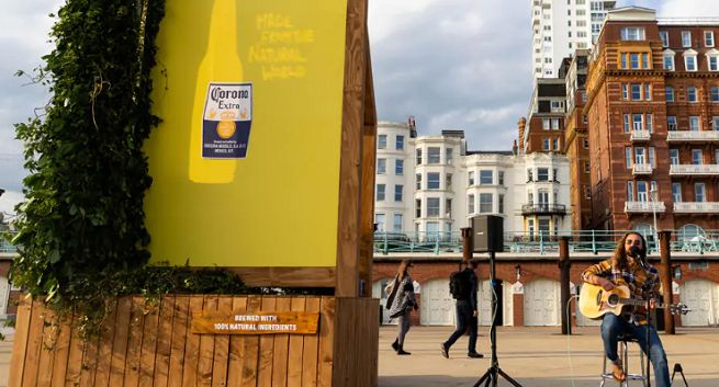 Aktywowany słońcem billboard reklamuje piwo Corona