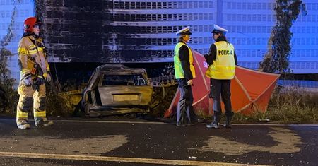 Tragiczny wypadek. Zginęło dwóch młodych ludzi. Ich auto stanęło w płomieniach