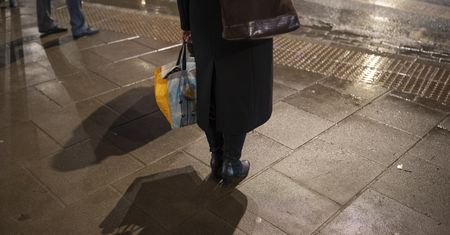 Zakupy jak pole minowe. Polacy kupują ostrożnie jak saperzy