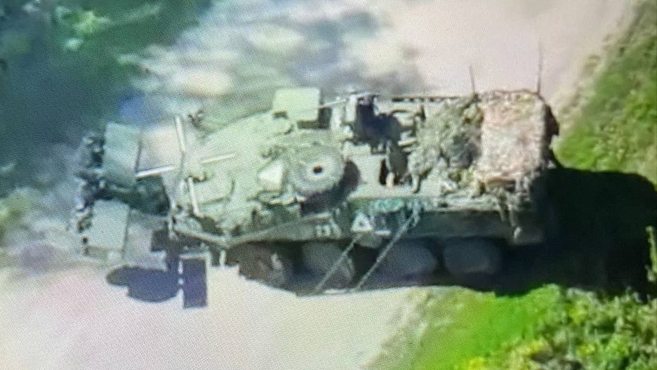 Wyspecjalizowany M1132 Stryker na terenie obwodu kurskiego w Rosji.