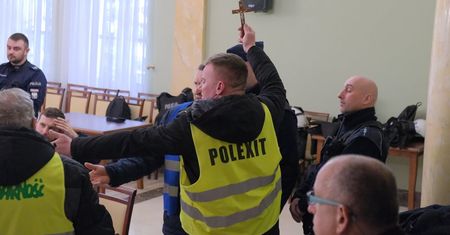 Awantura w Lubelskim Urzędzie Wojewódzkim. Rolnicy domagają się przywrócenia krzyża w Sali Kolumnowej [ZDJĘCIA]