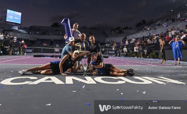 Iga Świątek ze swoim zespołem tuż po triumfie w Cancun (Artur Widak/NurPhoto via Getty Images).