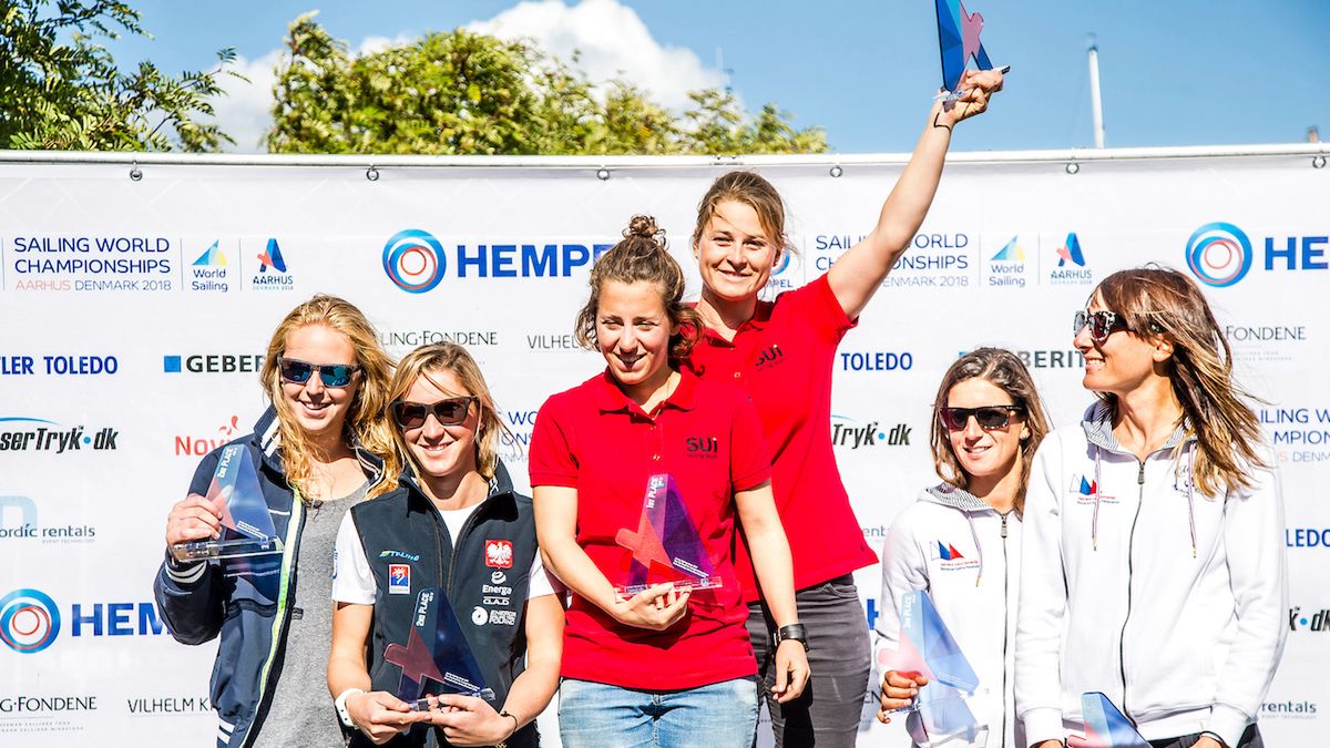 Irmina Mrózek Gliszczynska (z lewej) i Agnieszka Skrzypulec (z prawej) na podium regat testowych przed MŚ w Aarhus w Danii (sierpień 2017)