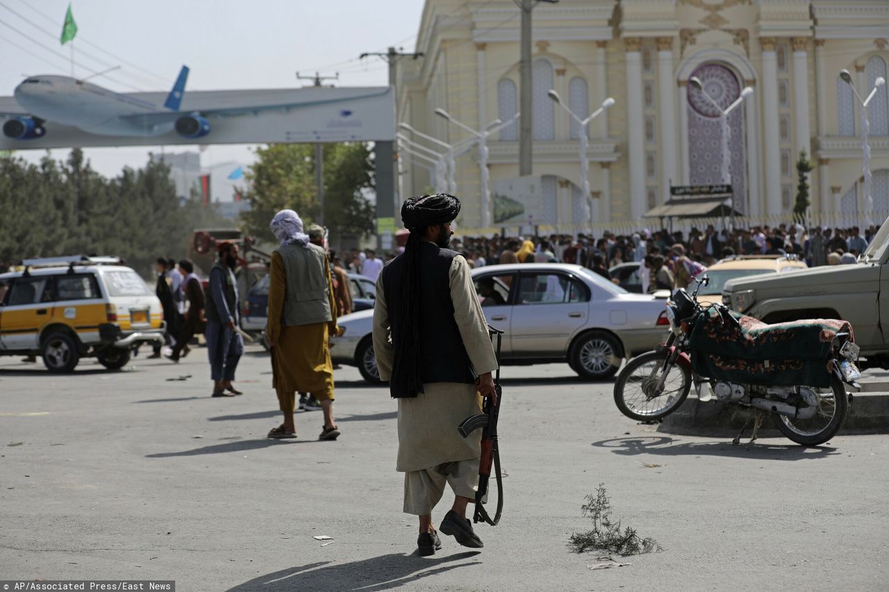 Talibowie na lotnisku Hamid Karzai International Airport w Kabulu 