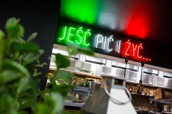 Pomorskie: Ceny jedzenia nad morzem szokują? "Obiad smakuje a taki rachunek jakoś da się przełknąć"