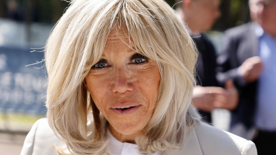 Brigitte Macron to żona obecnego prezydenta Francji. Silna kobieta, która stoi u boku swojego męża w dobrych i złych momentach. Nie było to łatwe, bo para musiała się zmierzyć z wieloma krążącymi plotkami na ich temat.