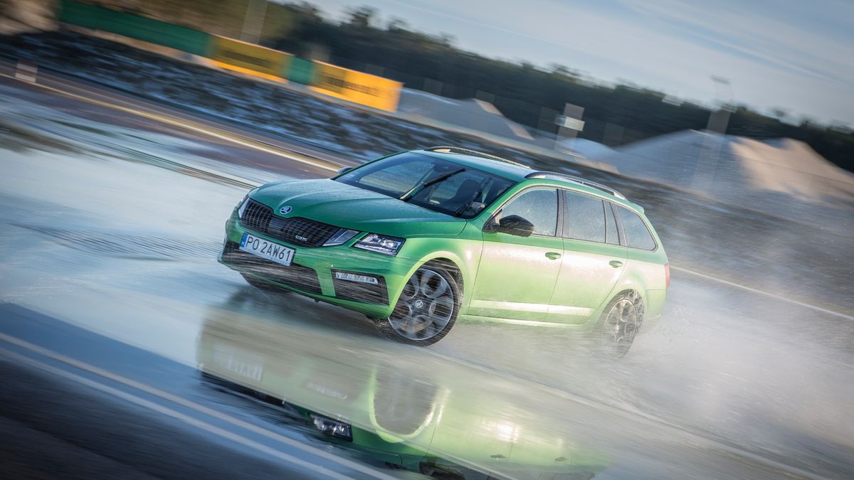 Wizyta na płycie poślizgowej ułatwi zrozumienie, dlaczego opony zimowe na śniegu to konieczność.