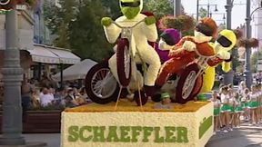 Żużel. W centrum Debreczyna stanęła kwiatowa instalacja przedstawiająca zawodników