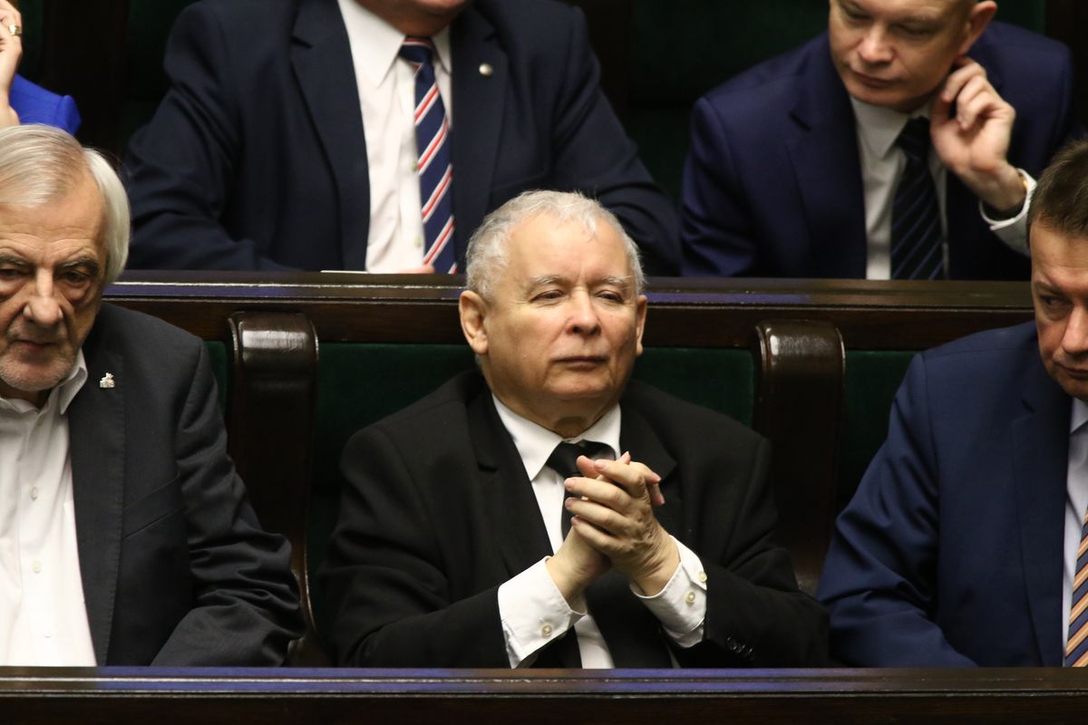 Jarosława Kaczyńskiego może rozpierać duma. PiS wciąż ma się świetnie