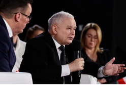 Kaczyński nie chce płacić Sikorskiemu. "Sytuacja skrajnie chora"