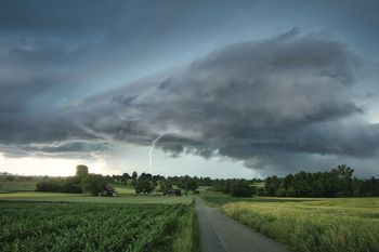 Uwaga na pogodę! Deszcze, burze i wichury na start tygodnia – a potem fala upałów do 33°C!