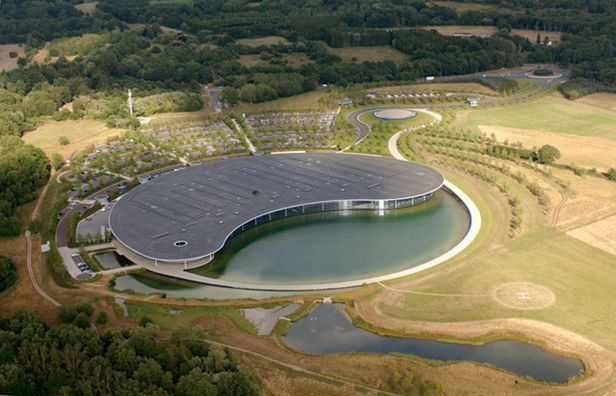 Centrum McLarena - architektura przemysłowa od Foster + Partners [wideo] 2