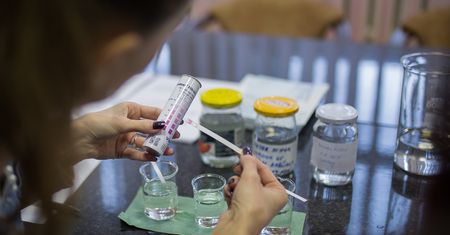 Są w ubraniach, na kosmetykach i przedmiotach. Stanowią dla nas zagrożenie