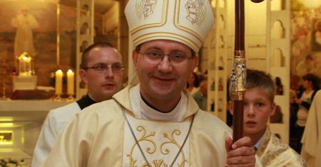 Biskup Muskus zamiatał ulice. Wiadomo, komu przekaże pieniądze