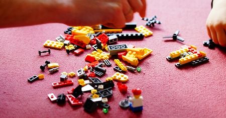 Chciał się pobawić? Ukradł ze sklepu klocki lego. Kto go rozpoznaje?