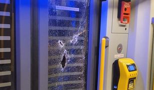 Katowice. Pijana kobieta zniszczyła wagon tramwajowy. Nie wie, dlaczego
