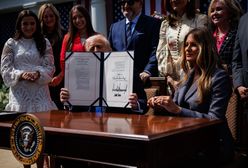 Trump podpisuje ważną ustawę. Towarzyszyła mu żona