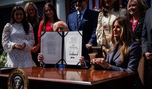 Trump podpisuje ważną ustawę. Towarzyszyła mu żona