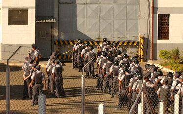 Rebelianci zajęli więzienie. Uwolnili setki osób