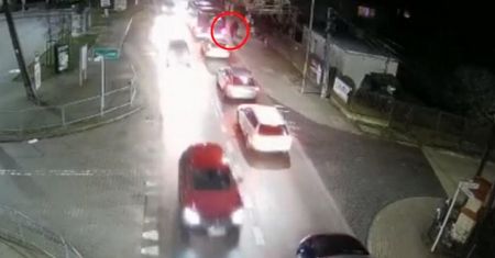 To nagranie mrozi krew w żyłach. Dziecko wybiegło zza autobusu i wpadło pod samochód