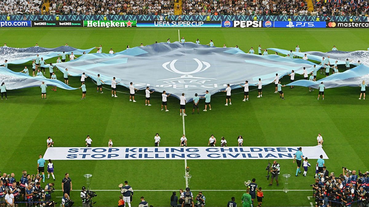 Getty Images / Chris Ricco - UEFA / Na zdjęciu: dziewięcioro dzieci wniosło transparent przed meczem o Superpuchar UEFA
