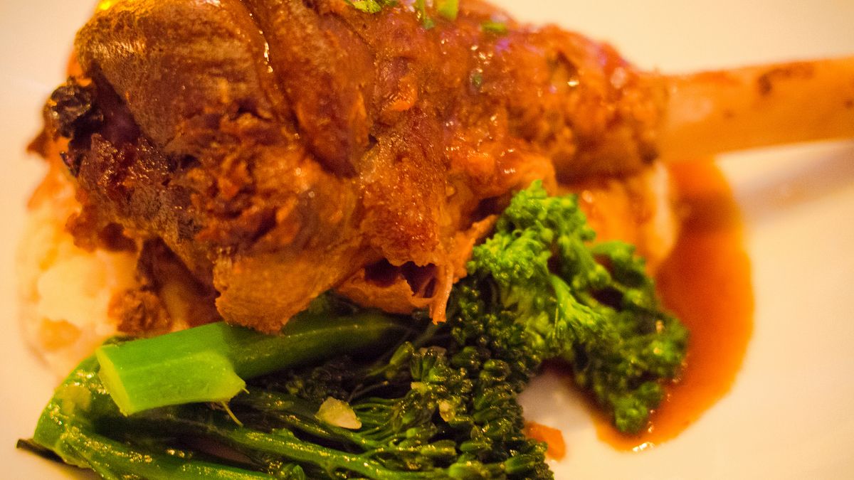 Duszona goleń przednia z jagnięciny nowozelandzkiej (samo mięso)