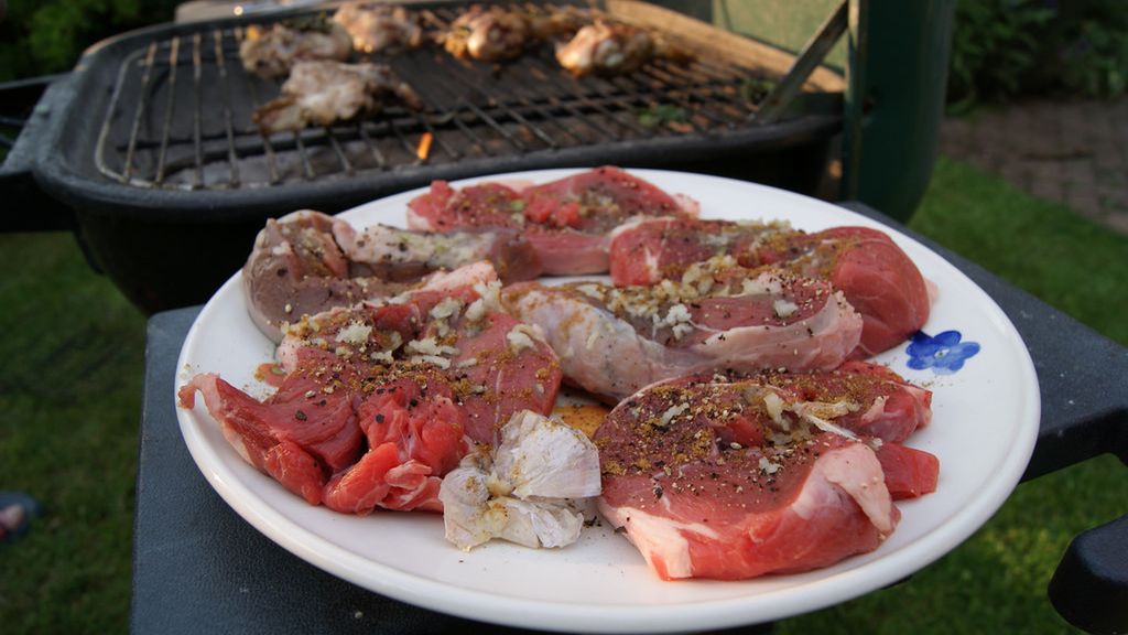 Surowy kotlet/stek z jagnięciny nowozelandzkiej z kością (mięso i tłuszcz)