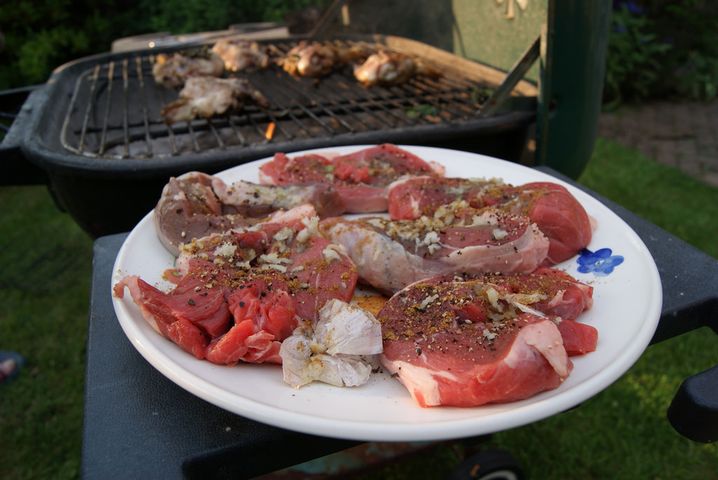Surowy kotlet/stek z jagnięciny nowozelandzkiej z kością (mięso i tłuszcz)