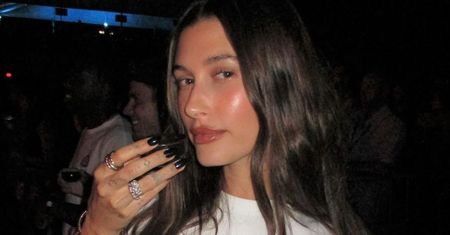 Jesienna stylizacja Hailey Bieber, którą chcemy odtworzyć. Ta kurtka będzie numerem jeden sezonu