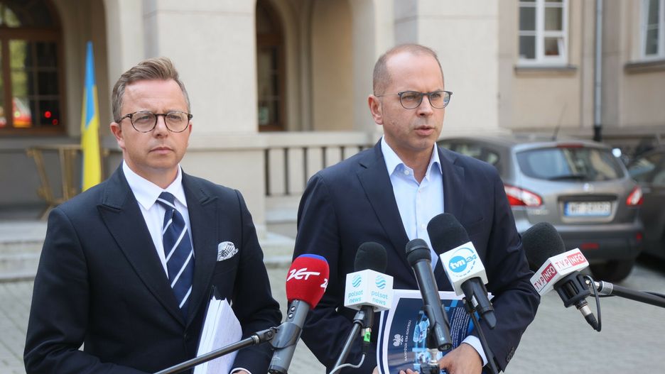 NIK prezentuje raport nt. walki z pandemi?
Fot. Wojciech Olkusnik/East News, Warszawa, 12.09.2023. Konferencja poslow KO po zakonczeniu prezentacji przez Naczelna Izbe Kontroli wynikow trzech kontroli dotyczacych przebiegu walki z pandemia COVID-19. N/z: Dariusz Jonski i Michal Szczerba.
Wojciech Olkusnik