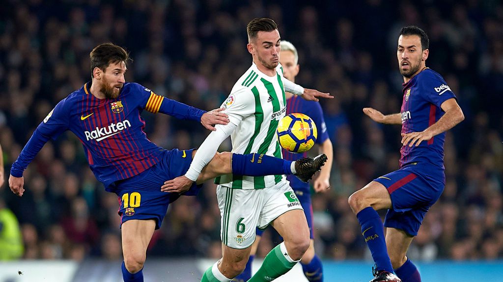 Zdjęcie okładkowe artykułu: Getty Images / Aitor Alcalde  / Piłkarz Betisu Fabian Ruiz pomiędzy dwoma graczami Barcelony - Lionelem Messim i Sergio Busquetsem 
