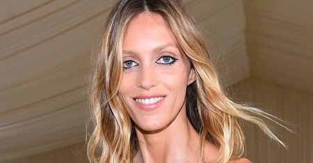 Anja Rubik wije się na plaży w BARDZO SKĄPYM bikini (ZDJĘCIA)
