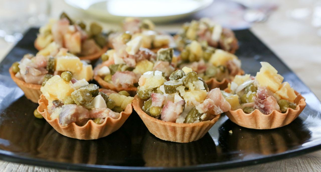 Brittle cupcakes work perfectly as bowls for salads.