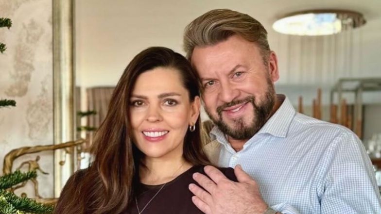 Michał Milowicz z ciężarną ukochaną pozuje przy choince