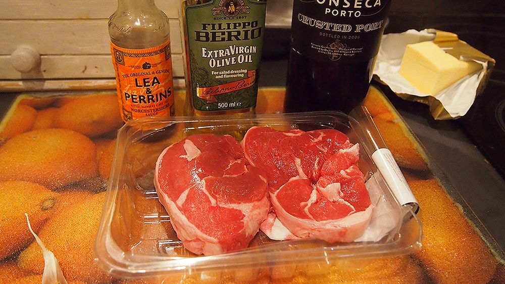 Surowy kotlet/stek z jagnięciny nowozelandzkiej z kością (samo mięso)