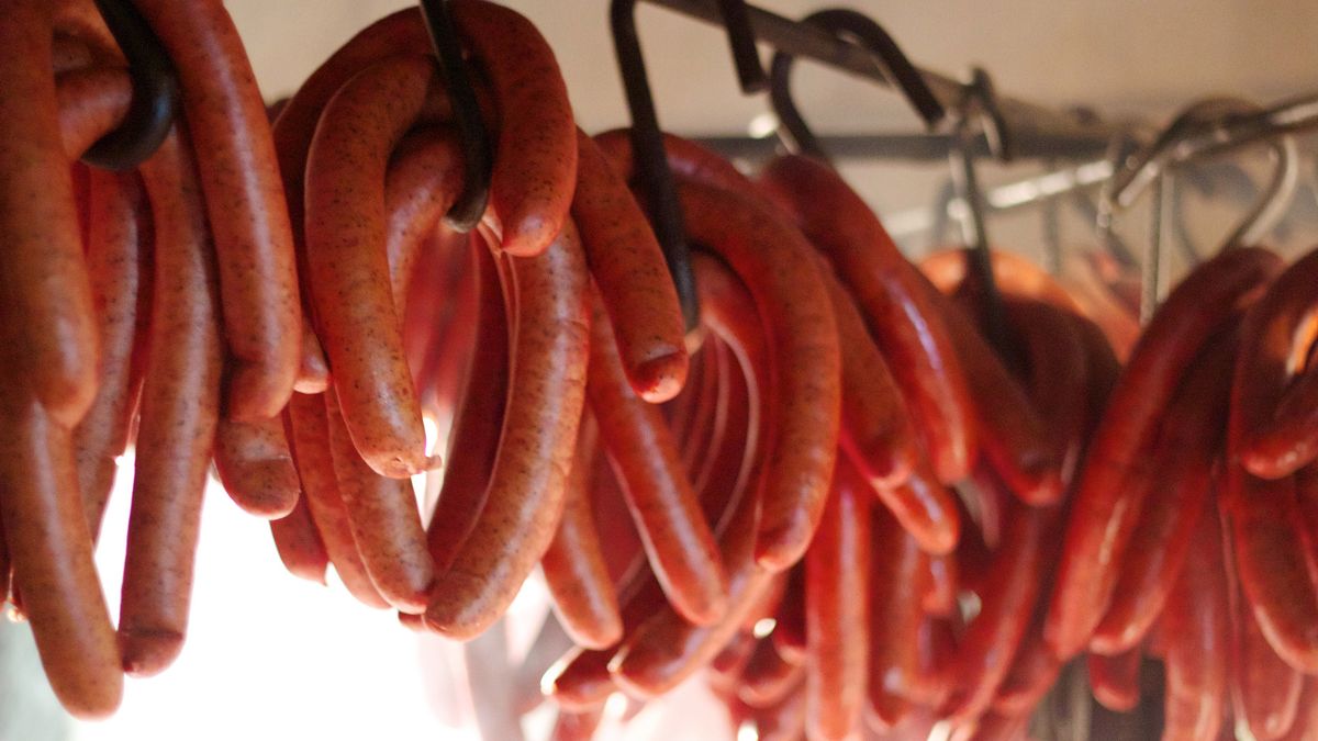 Wędzona kiełbasa wieprzowa (pęto)