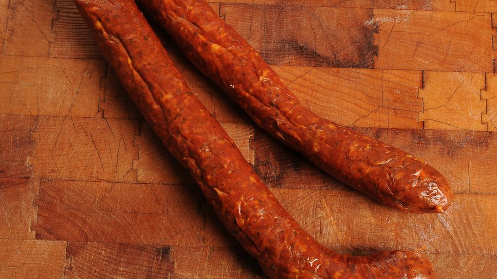 Wędzona kiełbasa wieprzowo-wołowa (pęto)