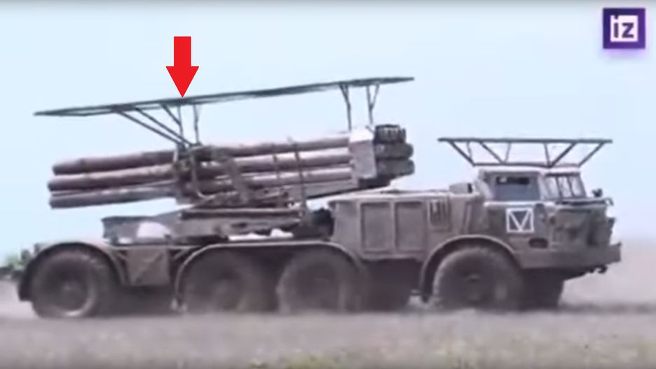 Rosyjska wieloprowadnicowa wyrzutnia rakietowa BM-27 Uragan z zamontowaną klatką.