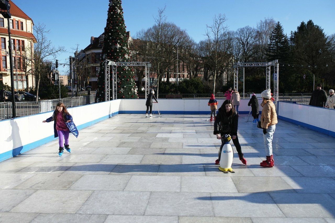 Słupsk: Mikołajki, lodowisko i iluminacje już 5 grudnia na Starym Rynku