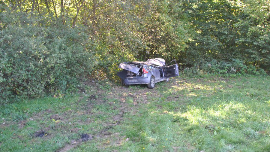 Skradziony citroen został kompletnie rozbity.