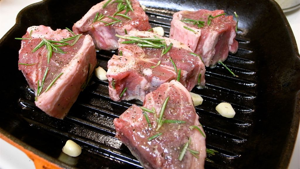 Surowy kotlet z combra z jagnięciny nowozelandzkiej (mięso i tłuszcz)